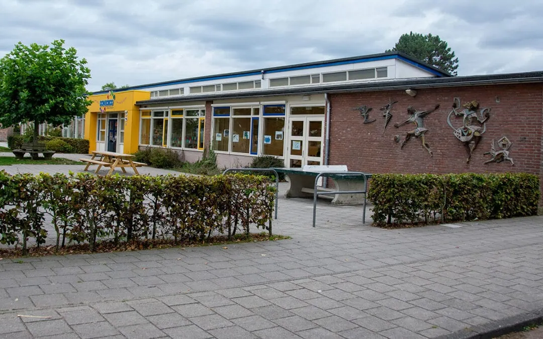 Zingend vanuit de Grote Kerk met het Don Bosco Kinderkoor